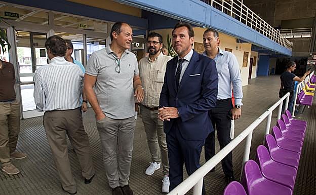 Óscar Puente y Alberto Bustos visitan las instalaciones del Polideportivo Pisuerga. 