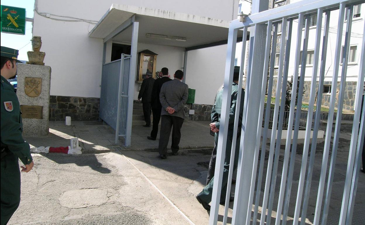 Acceso al cuartel de la Guardia Civil de Puebla de Sanabria