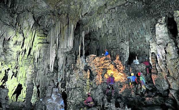 Las paredes calizas están horadadas de cuevas. En todas se han encontrado restos chachapoya. 