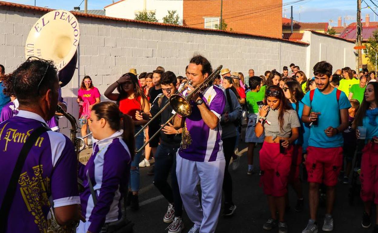 Un grupo de peñistas baila al ritmo de la charanga El Pendón.
