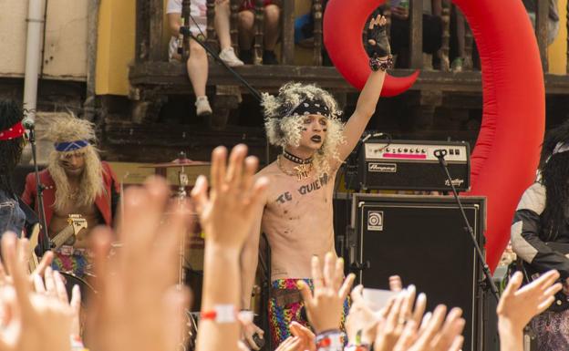 Kitai conquista la plaza del Trigo con un homenaje a los éxitos del rock