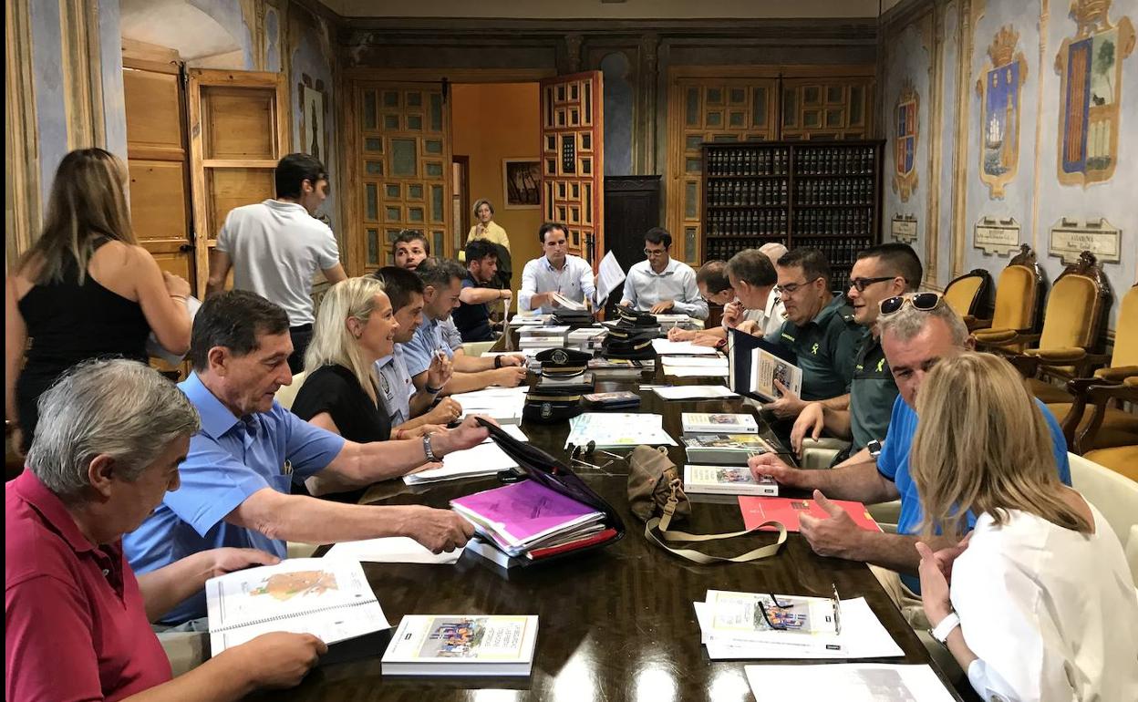Miembros de la Junta de Seguridad de la Feria Renacentista reunidos.