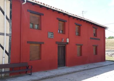 Imagen secundaria 1 - A la izquierda, la casa natal del cabo. A la derecha, su sepultura.