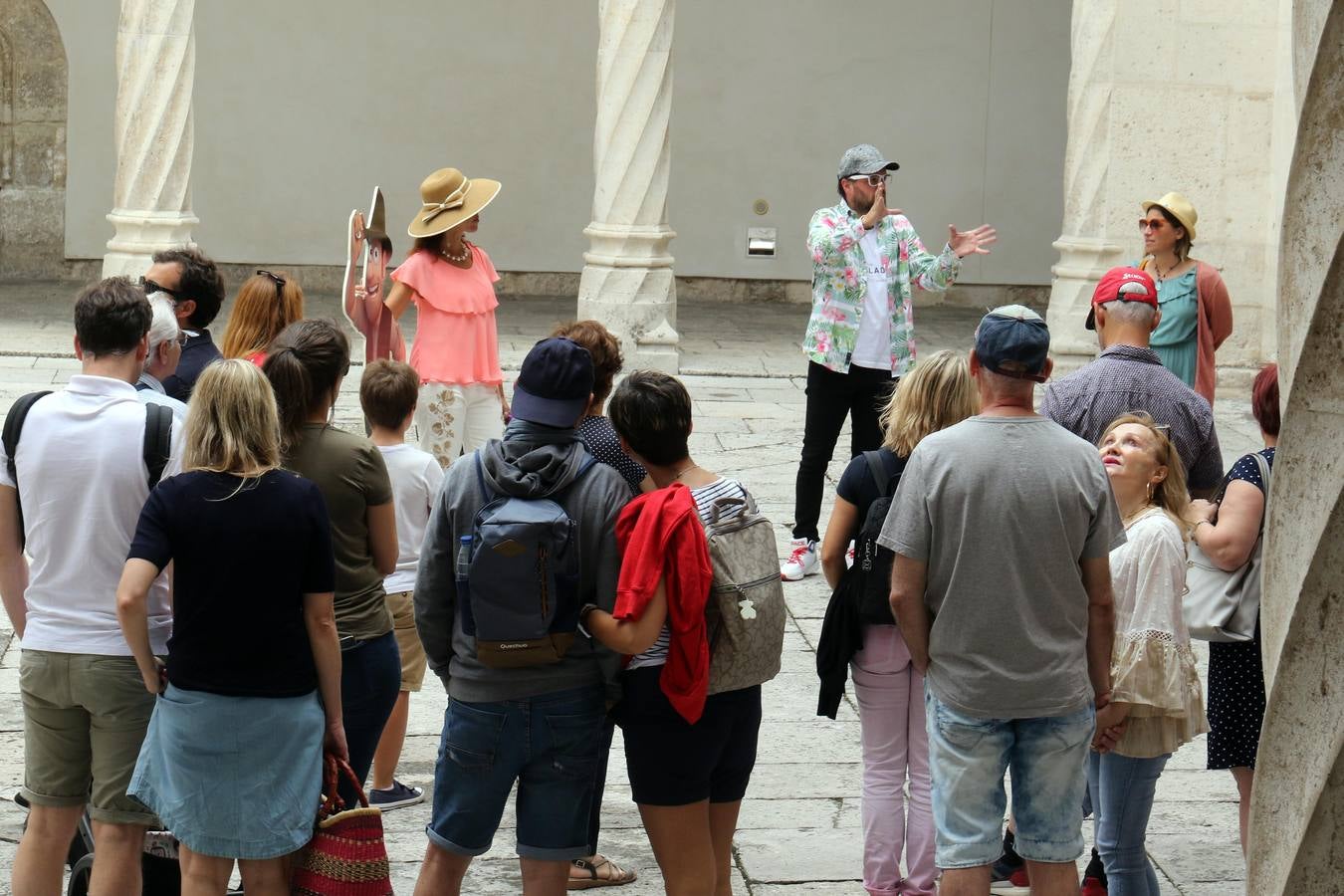 Una visita turística guiada organizada por el Ayuntamiento dentro de su iniciativa 'Paseos de Verano' para concocer la importancia que el séptimo arte tiene en la capital del Pisuerga