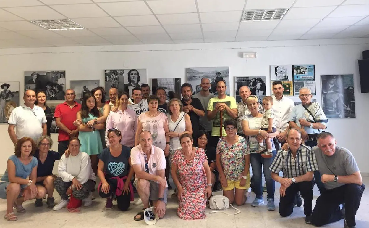 Numerosas personas arroparon ayer la inauguración de la exposición 'Un tiempo entre visillos' en la Casa de Cultura.