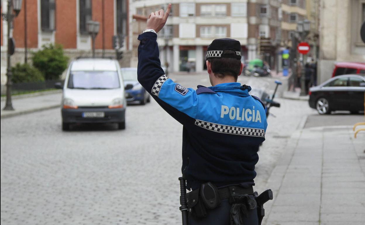 Un policía local de Valladolid, durante un control. 