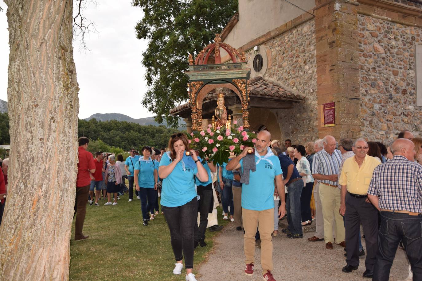 Los quintos portan la imagen. 