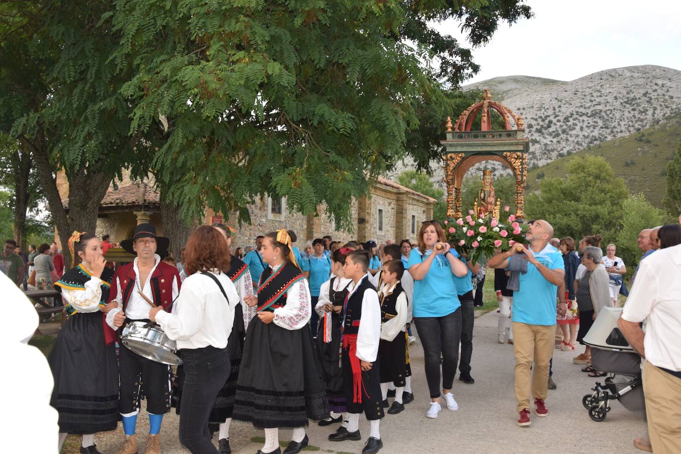 Los quintos portan la imagen. 