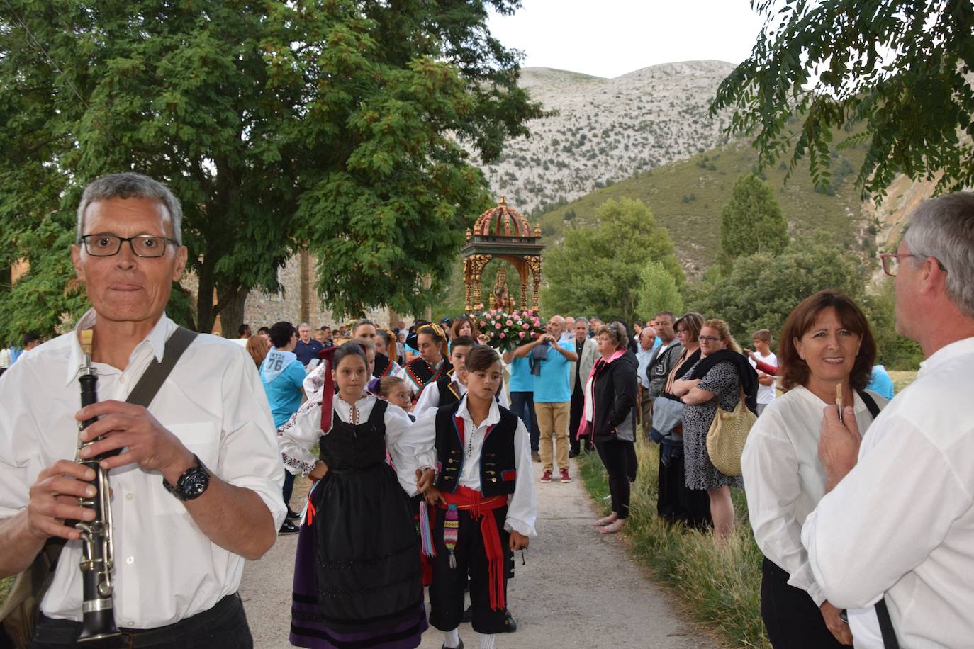 Los quintos portan la imagen. 