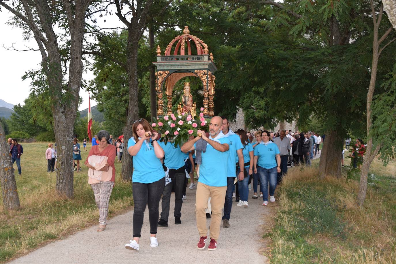 Los quintos portan la imagen. 