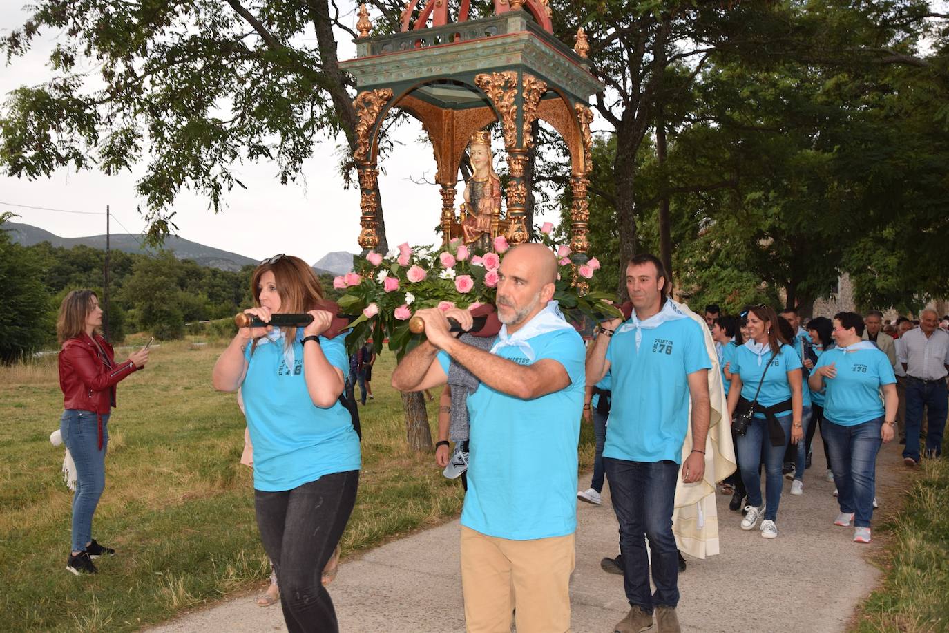 Los quintos portan la imagen. 