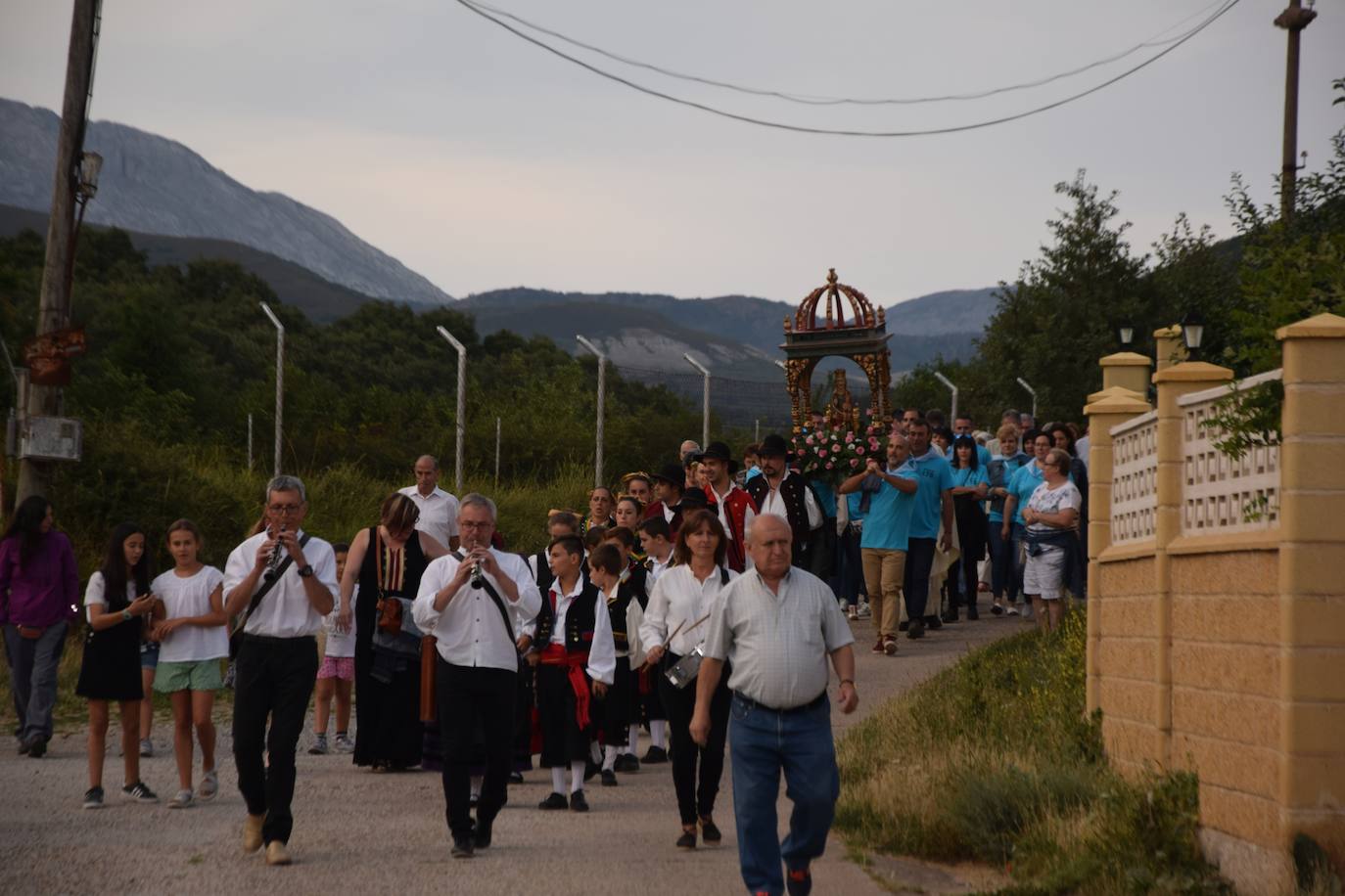 Los quintos portan la imagen. 