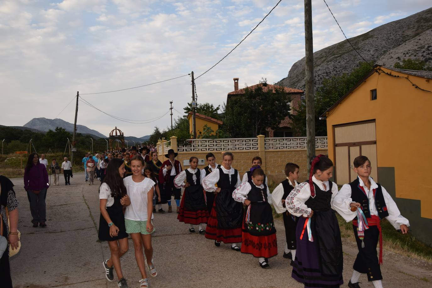 Los quintos portan la imagen. 