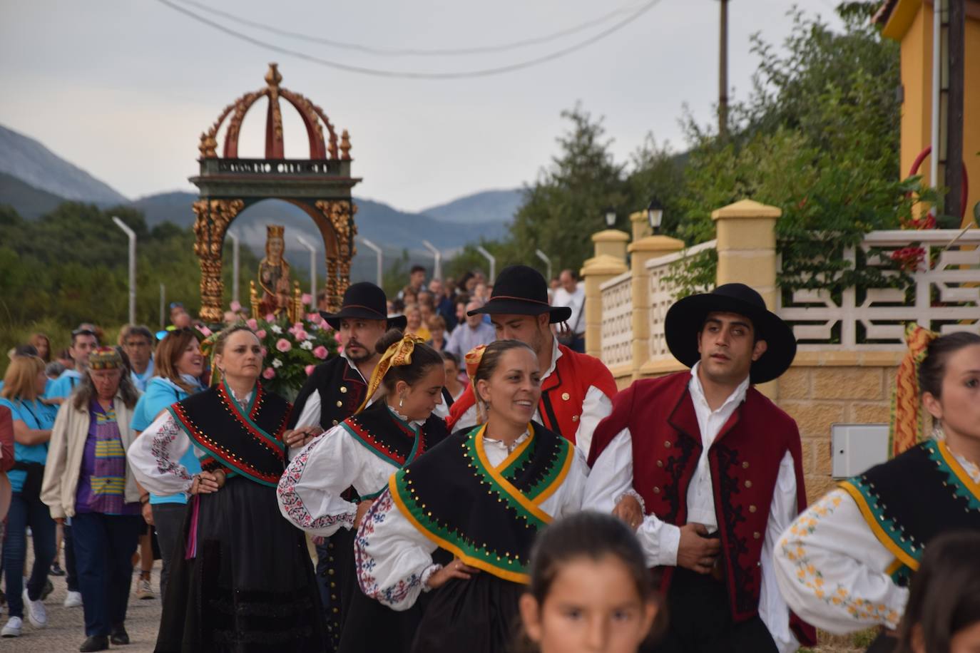 Los quintos portan la imagen. 