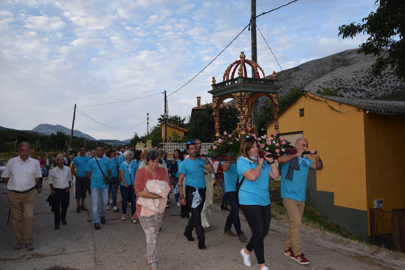 Los quintos portan la imagen. 