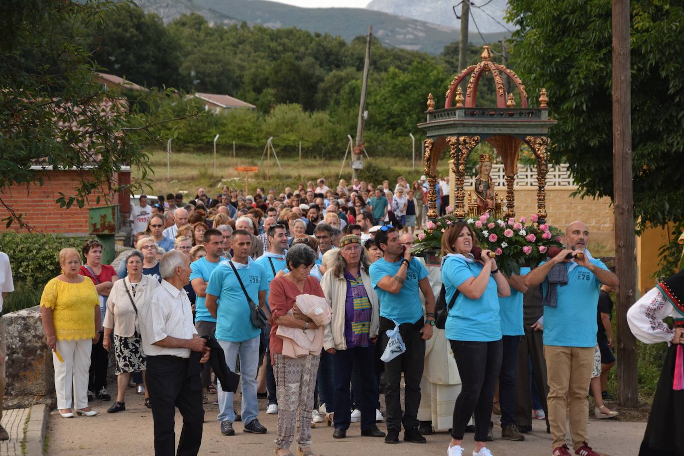 Los quintos portan la imagen. 
