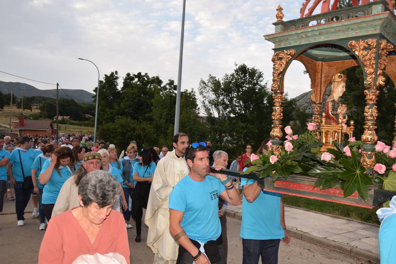 Los quintos portan la imagen. 