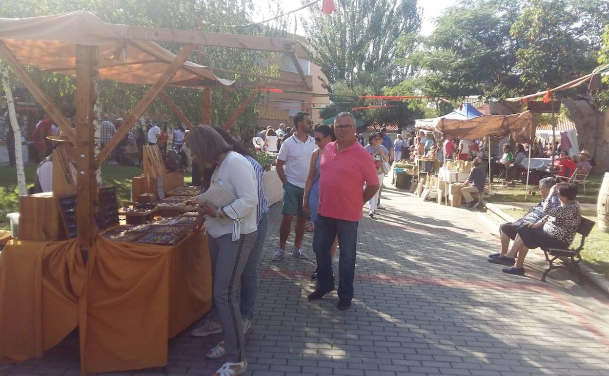 El público respaldó ayer una nueva edición del Mercado Campesino celebrado en Miranda de Azán.