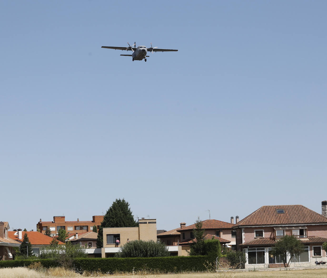 Fotos: Exhibición de paracaidistas del ejército en Villamuriel de Cerrato