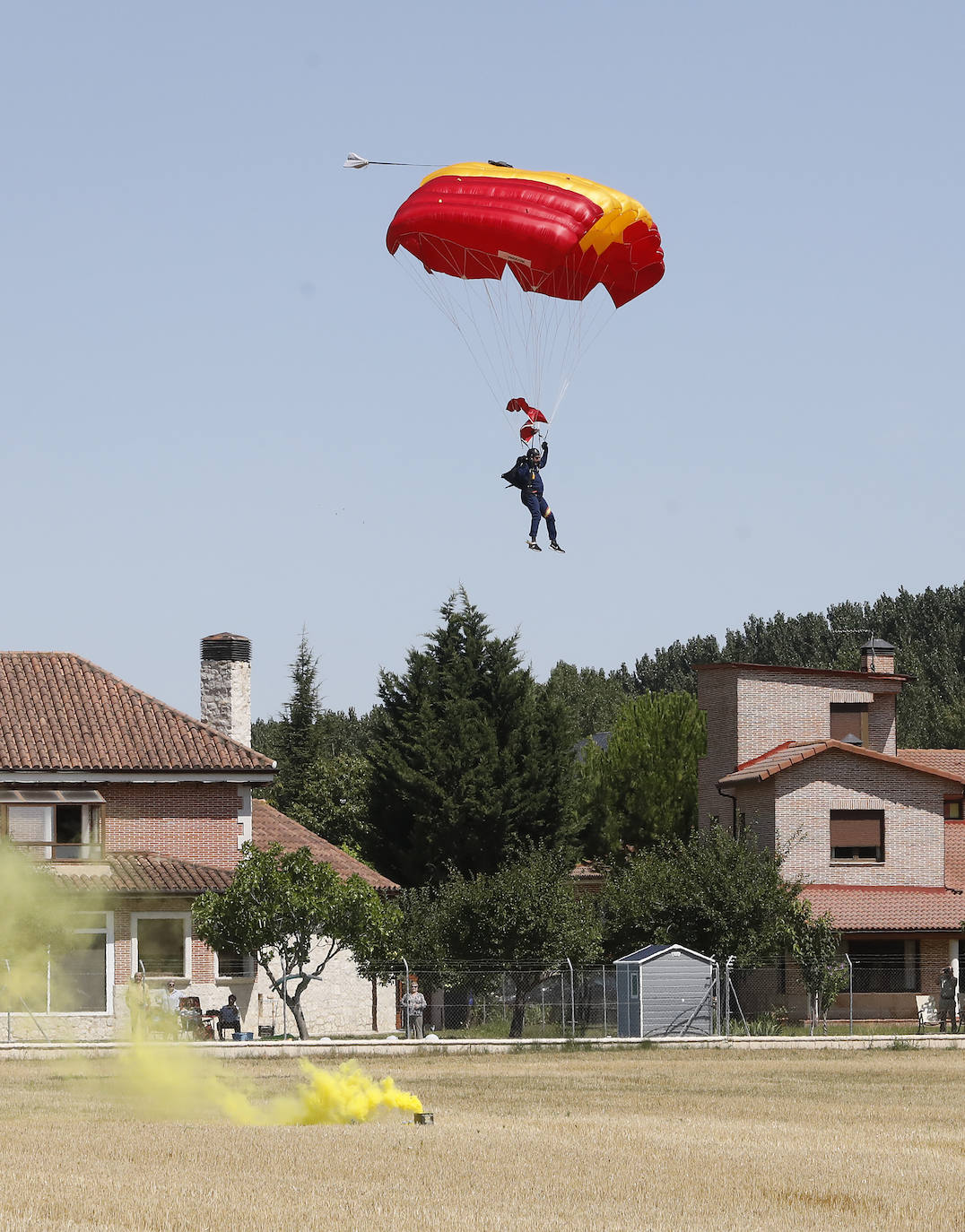 Fotos: Exhibición de paracaidistas del ejército en Villamuriel de Cerrato