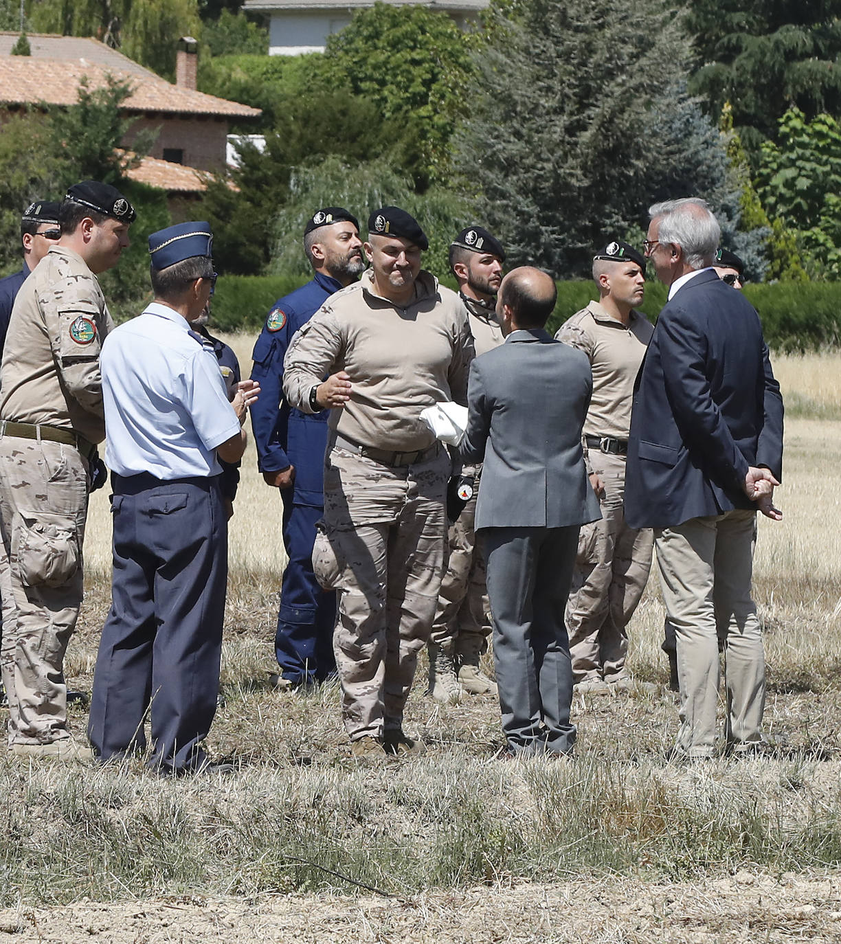Fotos: Exhibición de paracaidistas del ejército en Villamuriel de Cerrato
