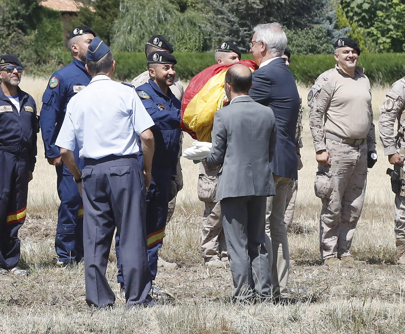 Fotos: Exhibición de paracaidistas del ejército en Villamuriel de Cerrato