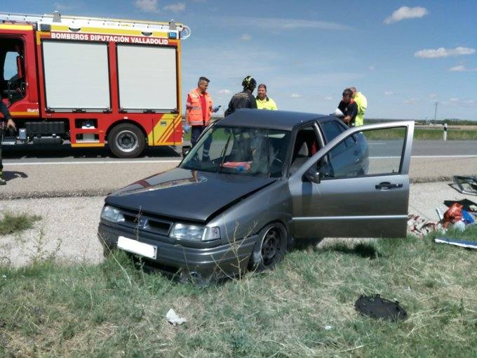 Los Bomberos y Sacyl trabajan en el lugar de los hechos. 