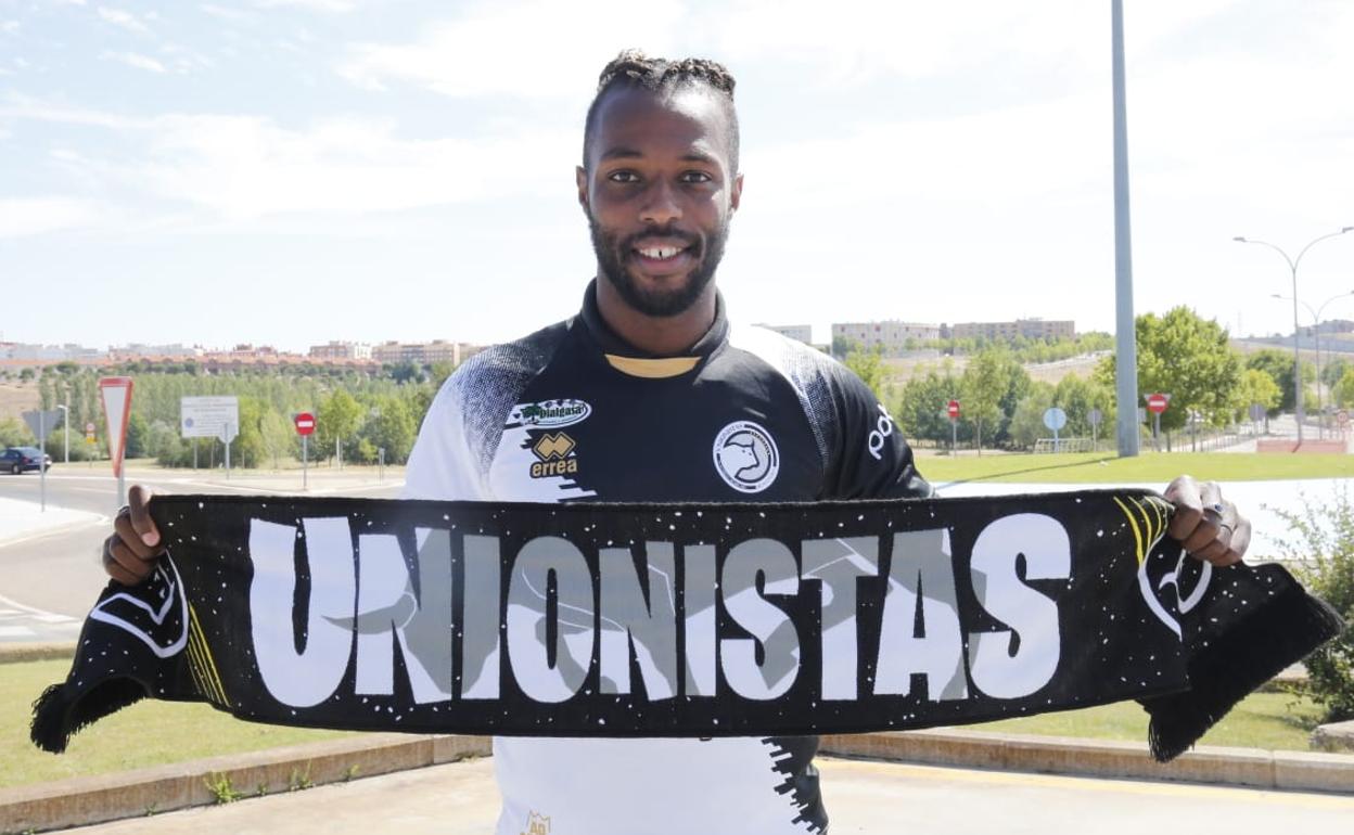Jordan Blaise posa con la camiseta y una bufanda de Unionistas tras ser presentado. 