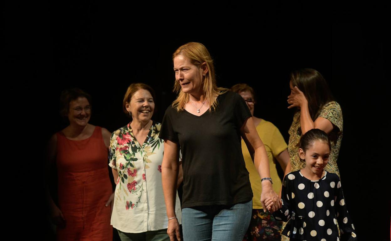 Participantes del taller calientan su voz con un ejercicio de carcajadas. 