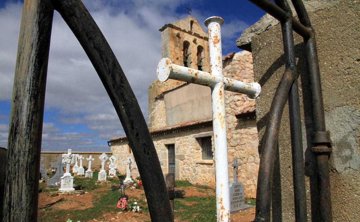 Iglesia en el pueblo prácticamente abandonado de Barahona del Fresno, en Segovia. 