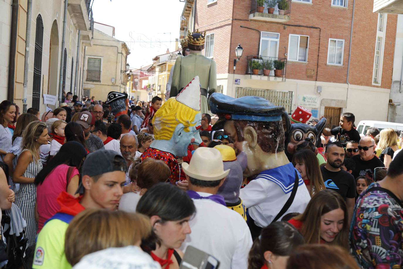 Fotos: Chupinazo y desfile de peñas de Peñafiel