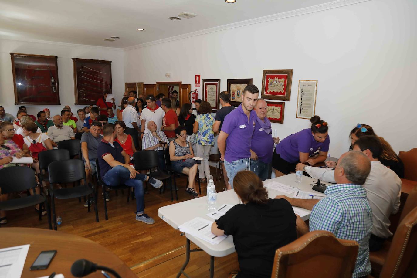 Fotos: Chupinazo y desfile de peñas de Peñafiel