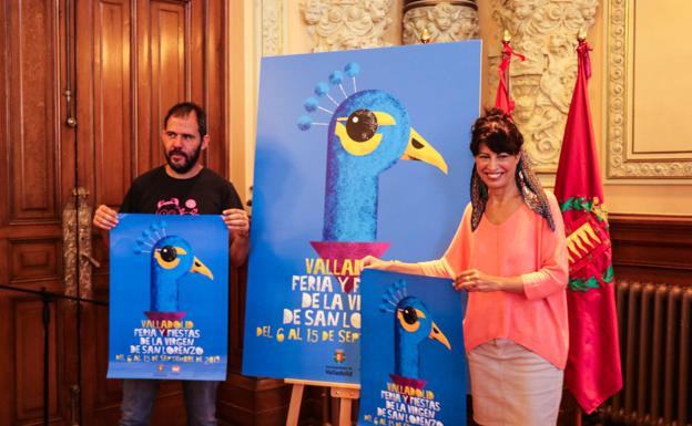 Alberto Sobrino, autor del cartel de las fiestas de este año, con la concejala de Cultura, Ana Redondo. 