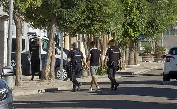 Agentes de Policía, con uno de los jóvenes con los que hablaron para conocer el paradero de la joven. 