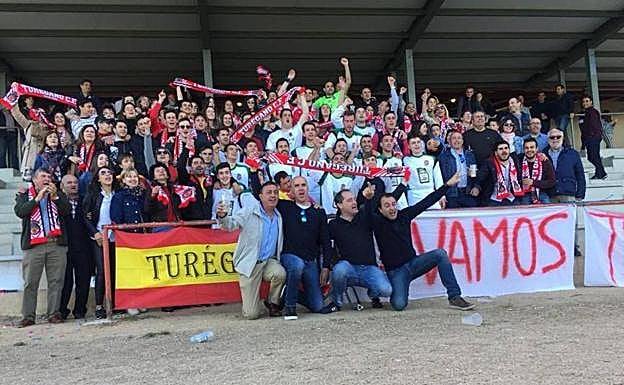 Los jugadores y la afición del Turégano celebran el campeonato de Provincial. 