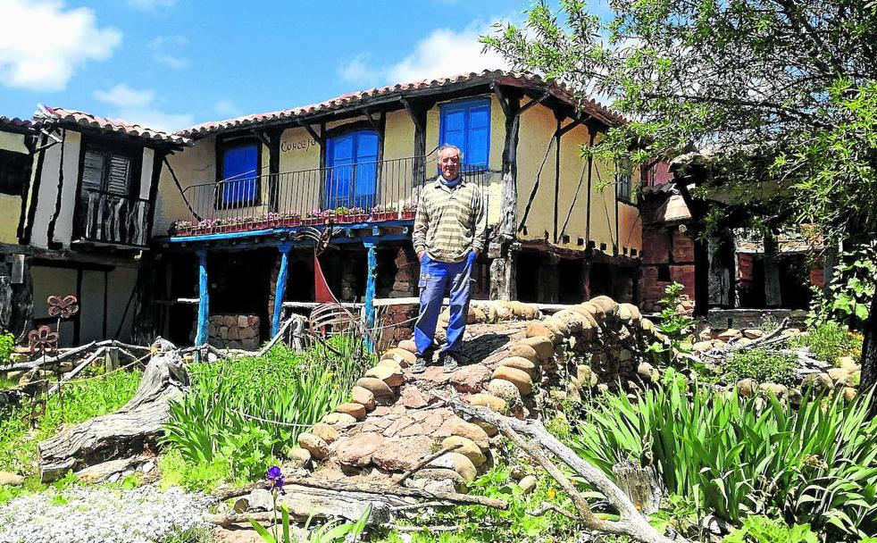 Félix Yáñez, en el pueblo que construye en la provincia de Burgos.