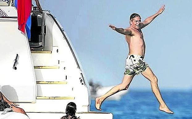 Boris Izaguirre zambulléndose con estilo.