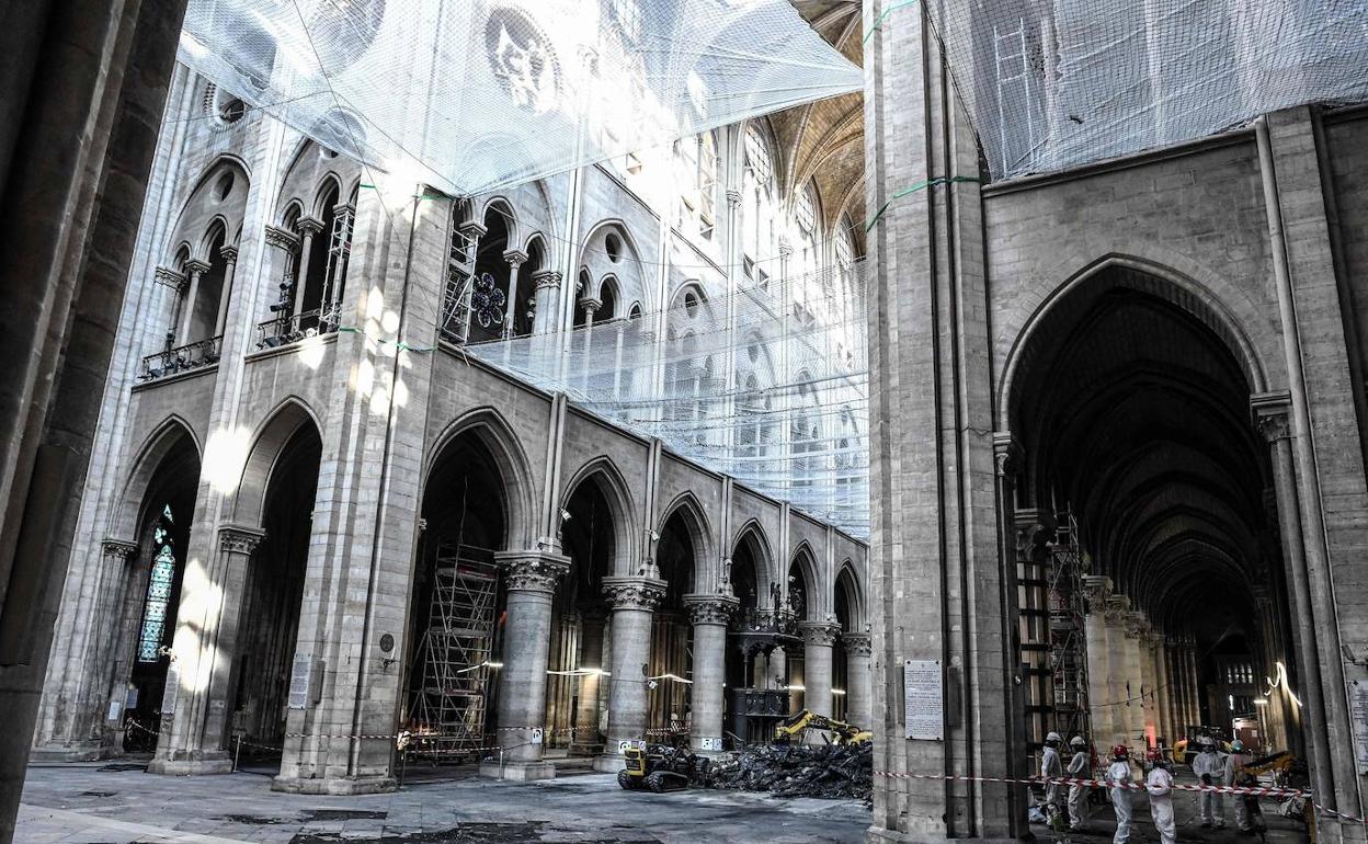 Estado de la nave central y el crucero de la catedral de Notre Dame.
