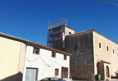 Imagen secundaria 1 - Arriba, pinturas en el templo y, sobre estas líneas, exterior de la iglesia y aspecto de la cubierta durante las obras. 