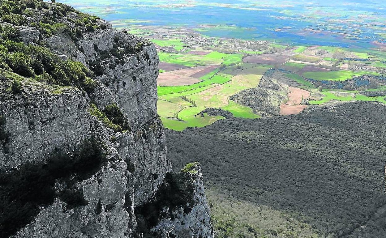 Vistas sobre el balcón de la Bureba (Burgós), desde la cima de la Mesa de Oña.