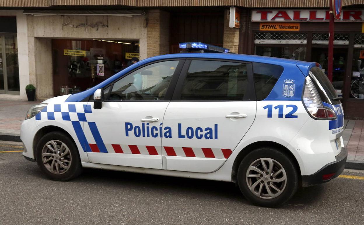 Un coche de la Policía Local de Palencia. 
