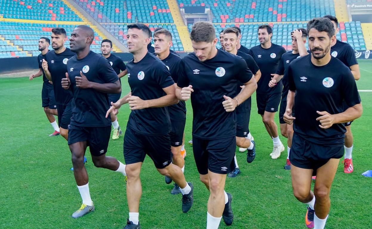 Varios jugadores del Salamanca CF UDS, durante un entrenamiento. 