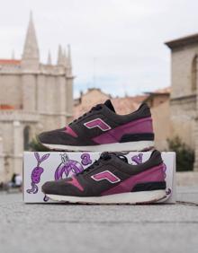 Imagen secundaria 2 - Zapatillas 'Malva' puestas y junto al 'packaging'.