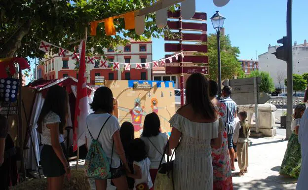 Imagen principal - Actividades, talleres y pasacalles, en la Feria Renacentista. 