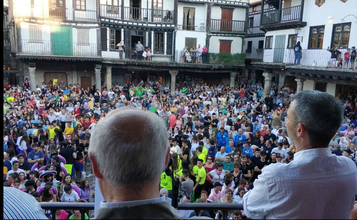 José Luis Puerto y Miguel Ángel Luengo, el alcalde, frente a la Plaza de La Alberca llena de gente.