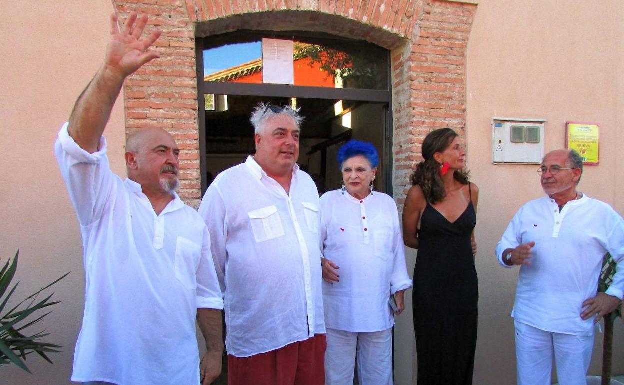 Lucía Bosé y Mónica Carretero, con Chema Sansegundo, Domingo Otones y Carlos Burry. 