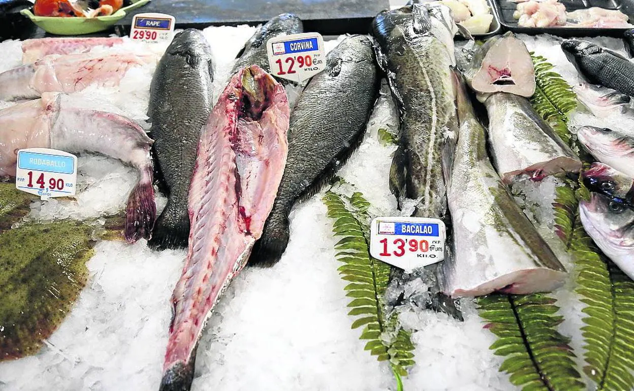 Puesto de pescados en un mercado. 