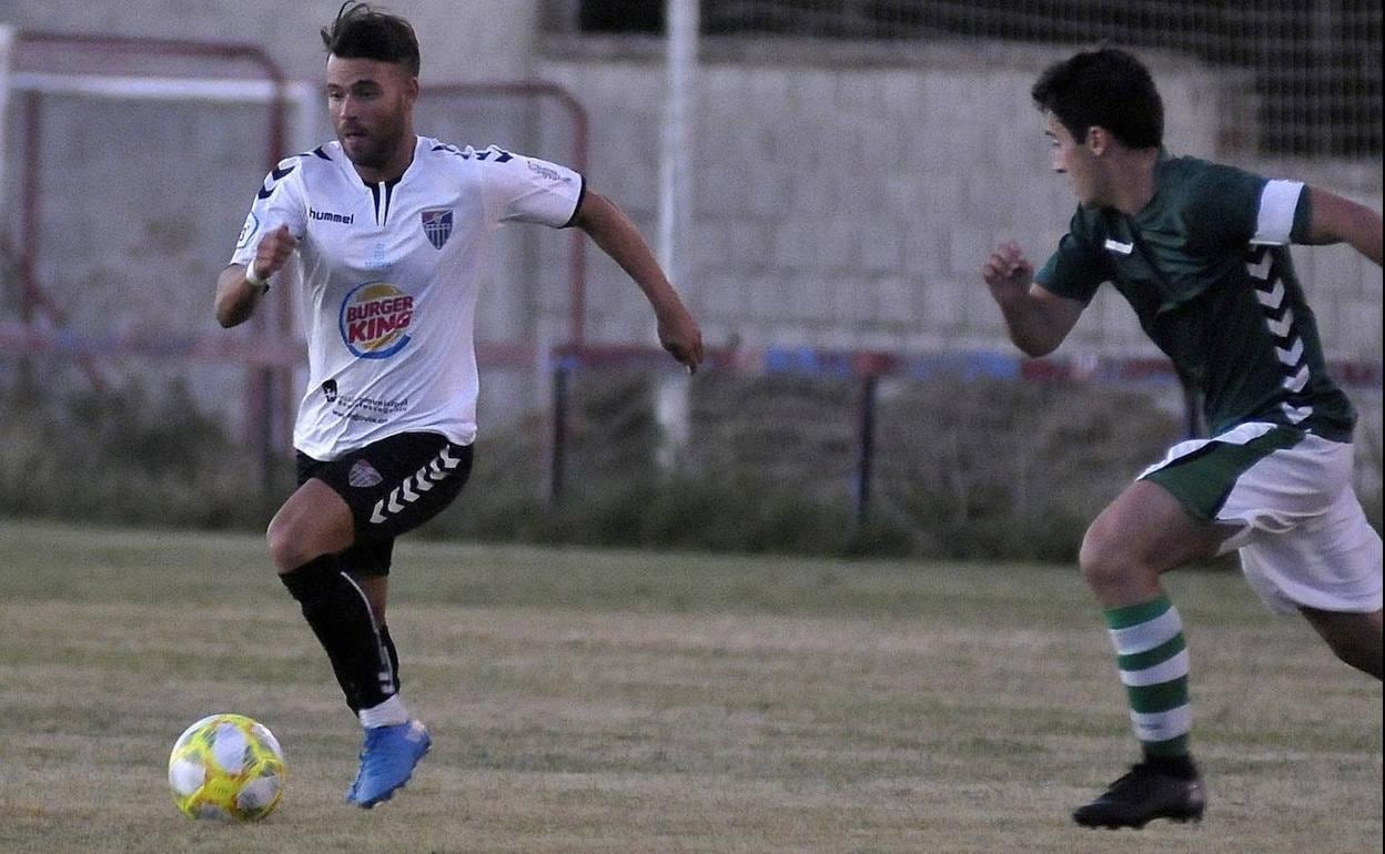 Iván Sales conduce el balón en su debut con la Segoviana. 