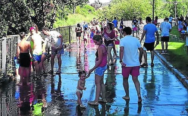 Participantes en la mojada junto al río. 