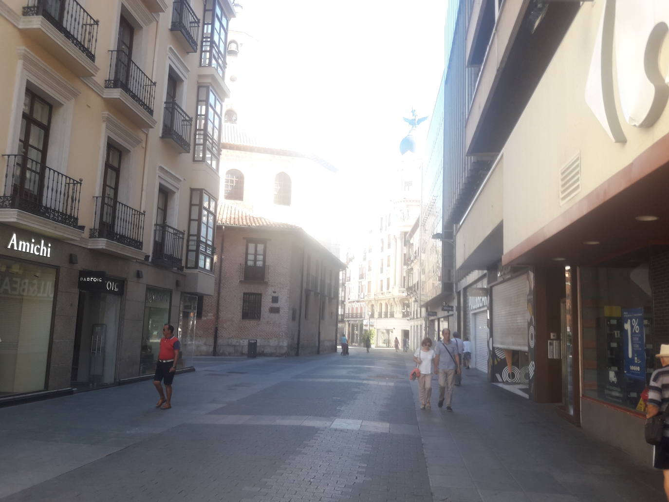Imagen secundaria 1 - Imágenes del centro de Valladolid esta mañana del 15 de agosto. 